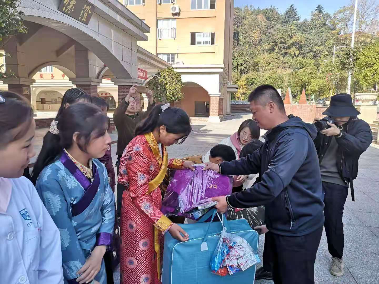 團結民族一家親 寒冬慰問送溫暖